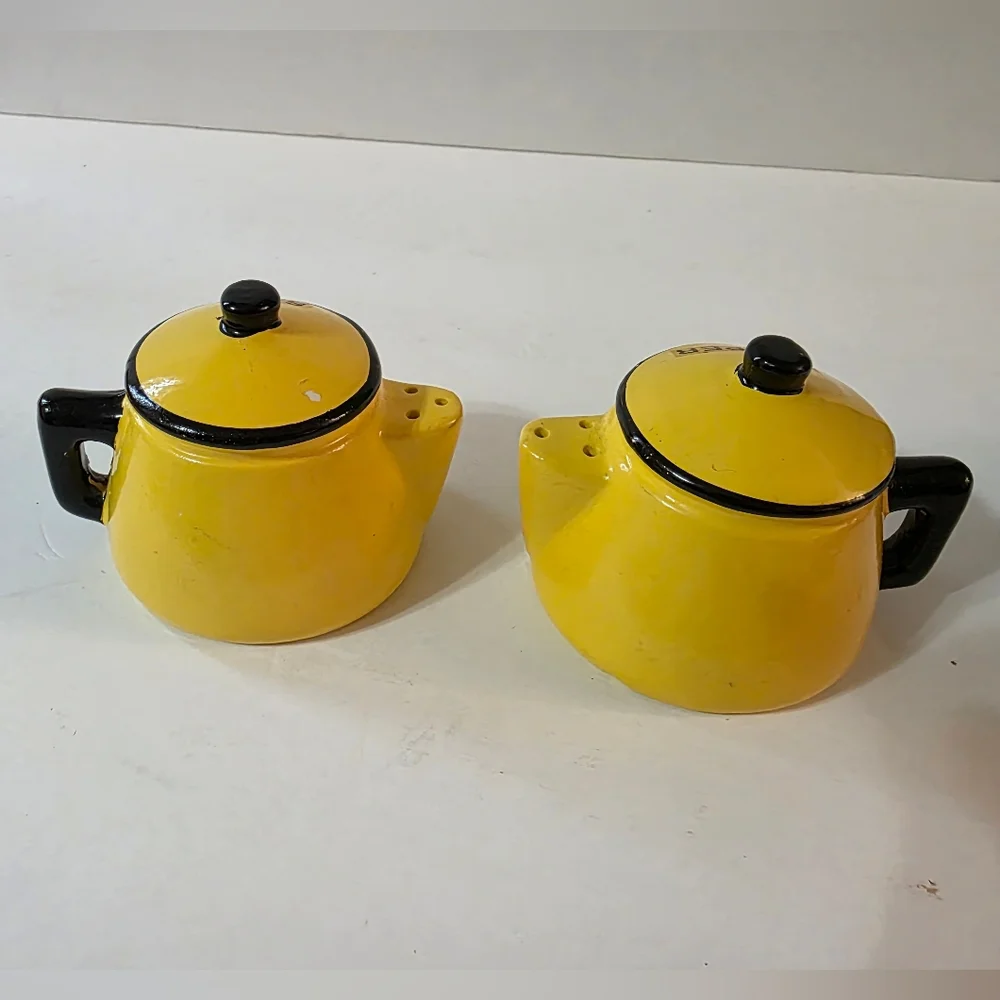 Vtg Tea Kettle Salt And Pepper Shaker Set